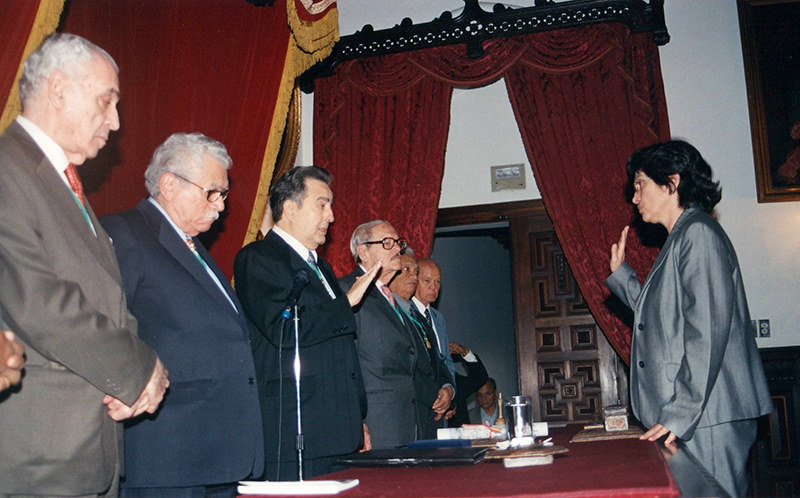 Juramentación ante Oscar Sambrano Urdaneta como miembro de la Academia Venezolana de la Lengua, 2006.