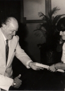 Miguel Otero Silva entregando el premio de cuentos de El Nacional, 1984.
