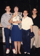Gastón Miguel, Isabel y su hermana Mercedes Carvallo en la presentación de El exilio del tiempo, 1990.