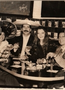 Con Mary Ferrero, Rafael Arráiz Lucca, Katyna Henríquez, Ednodio Quintero y Luis Barrera Linares en la plaza Garibaldi. Feria Internacional del Libro, México, 1992.