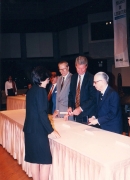 José Ramón Medina entrega el Premio Pegasus. Caracas, Teatro Teresa Carreño, 1998.