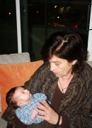 Con mi primer nieto, Julio Antonio González Carvallo, Toronto, 2008.